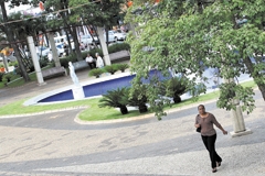 Bancos pichados na praça Nossa Senhora da Conceição: falta fiscalização para deter vandalismo